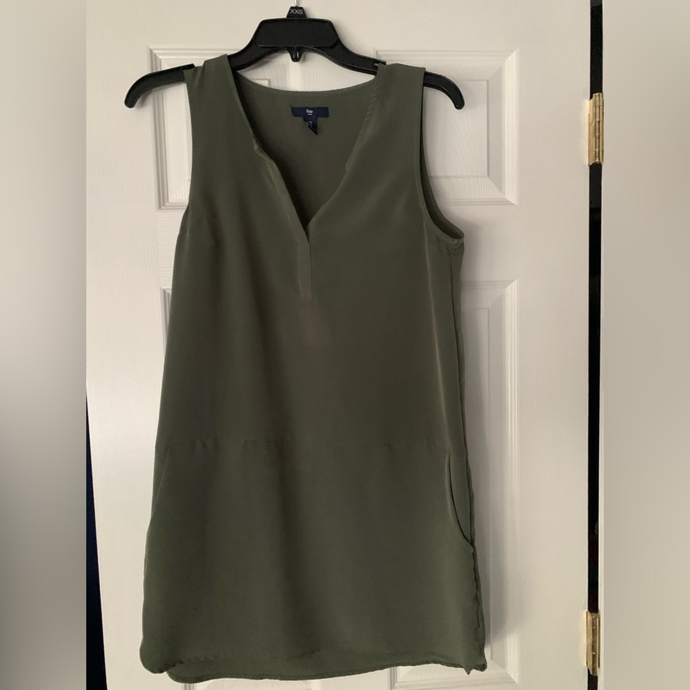 Gap sleeveless dress on army green size XS